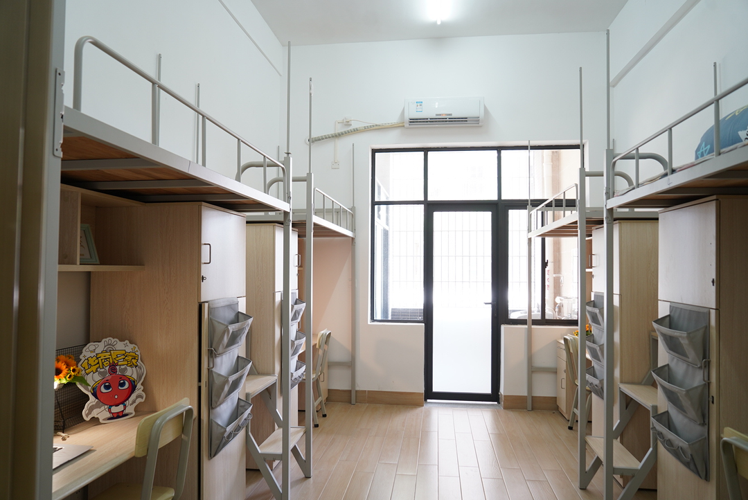 廣州華商學院宿舍條件怎么樣,有空調(diào)和獨立衛(wèi)生間嗎？（附宿舍圖片）